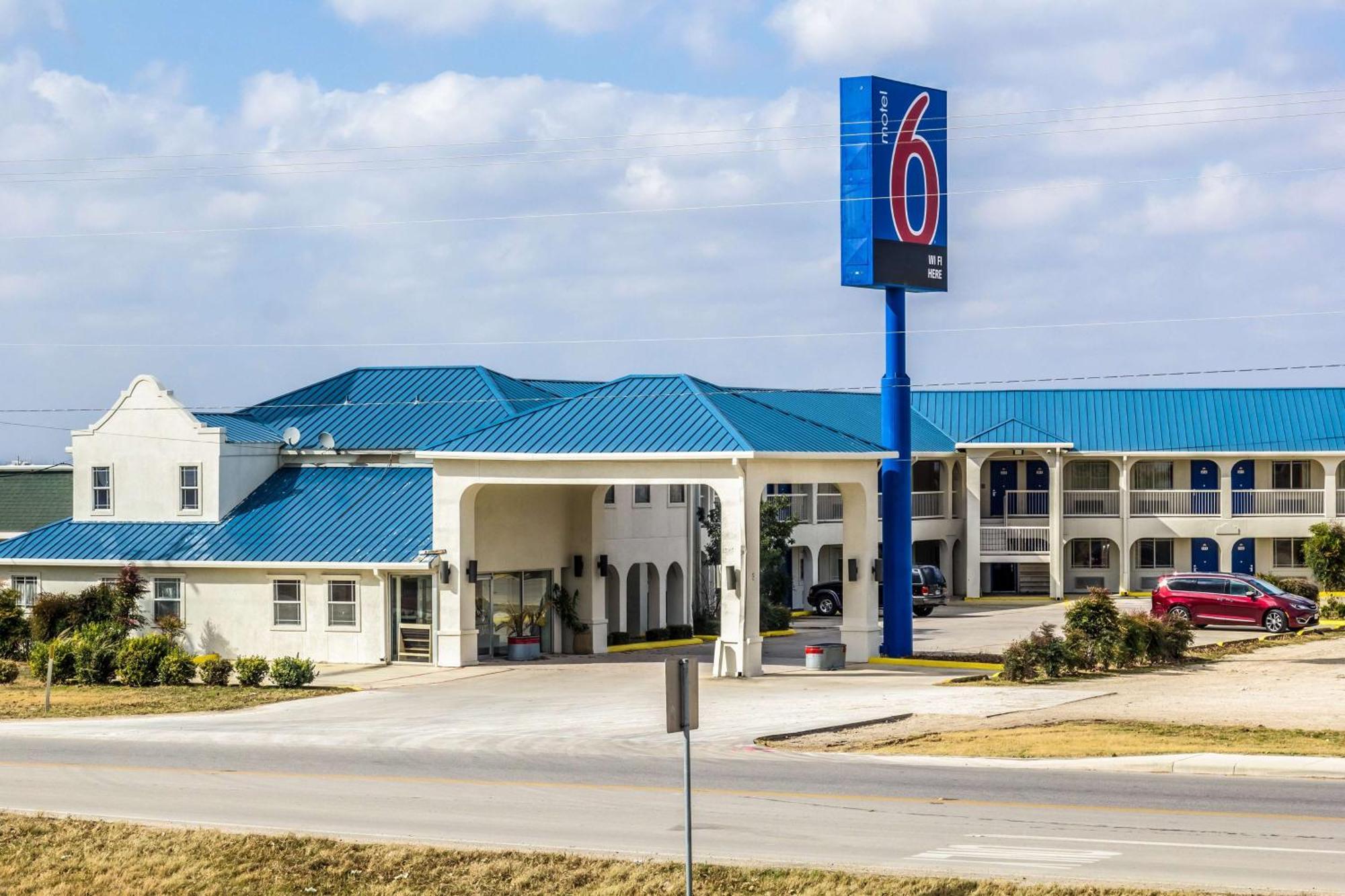 Motel 6 Seguin Tx Exterior photo