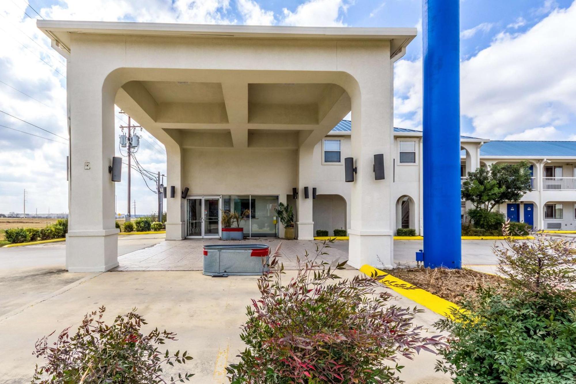 Motel 6 Seguin Tx Exterior photo
