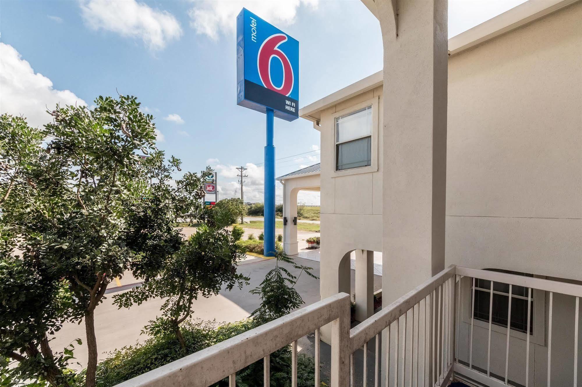 Motel 6 Seguin Tx Exterior photo