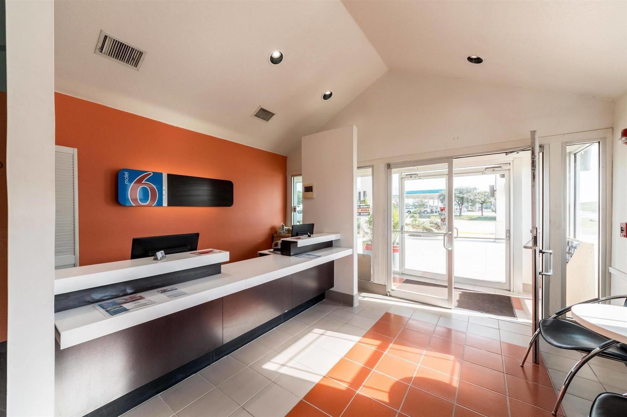 Motel 6 Seguin Tx Exterior photo