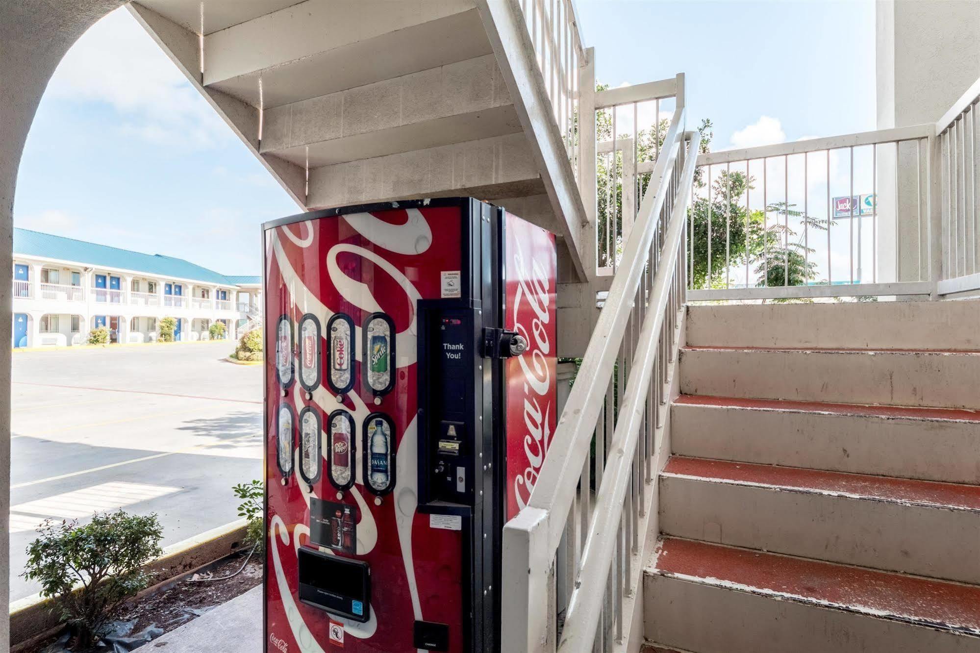 Motel 6 Seguin Tx Exterior photo