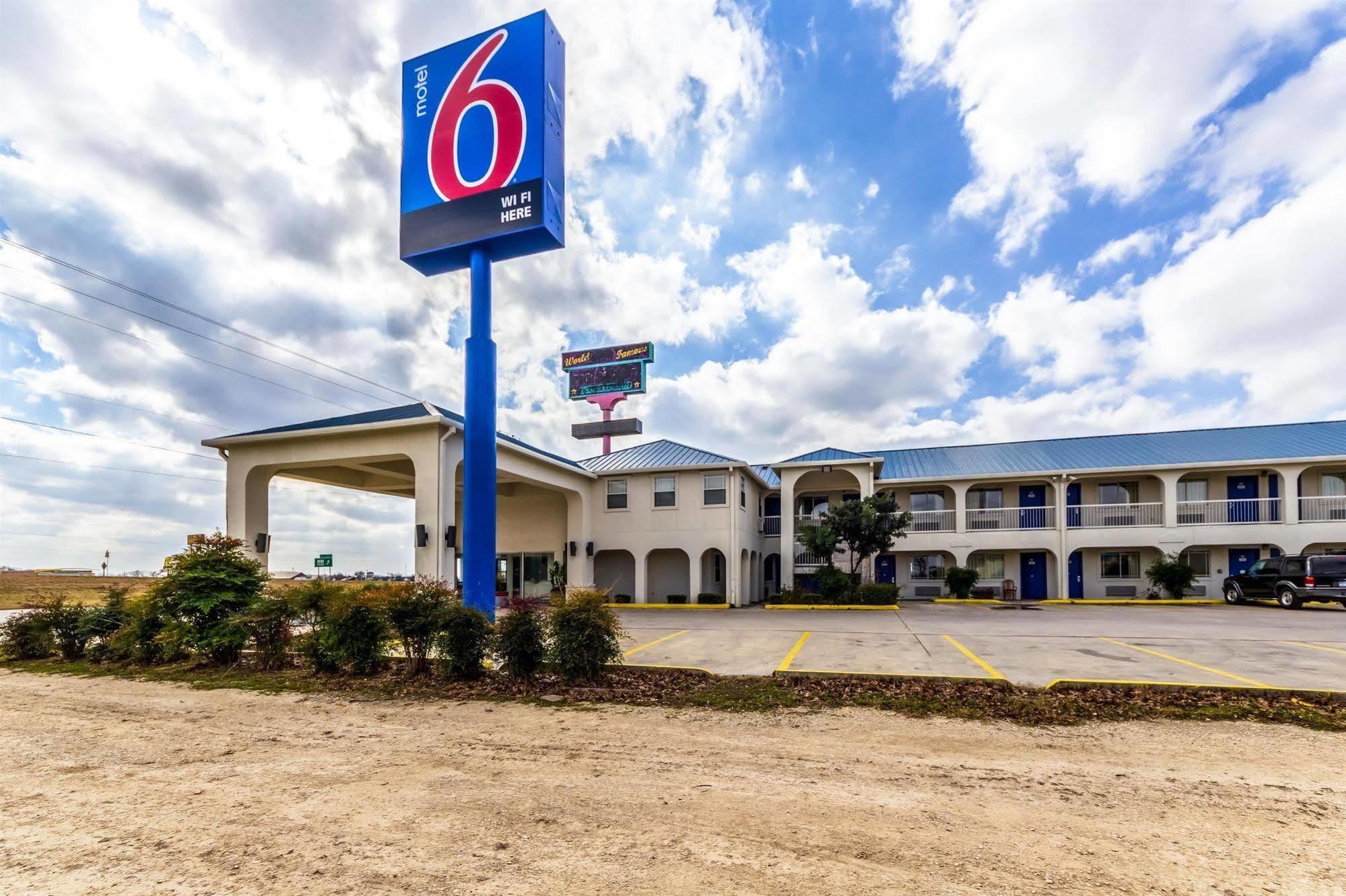 Motel 6 Seguin Tx Exterior photo